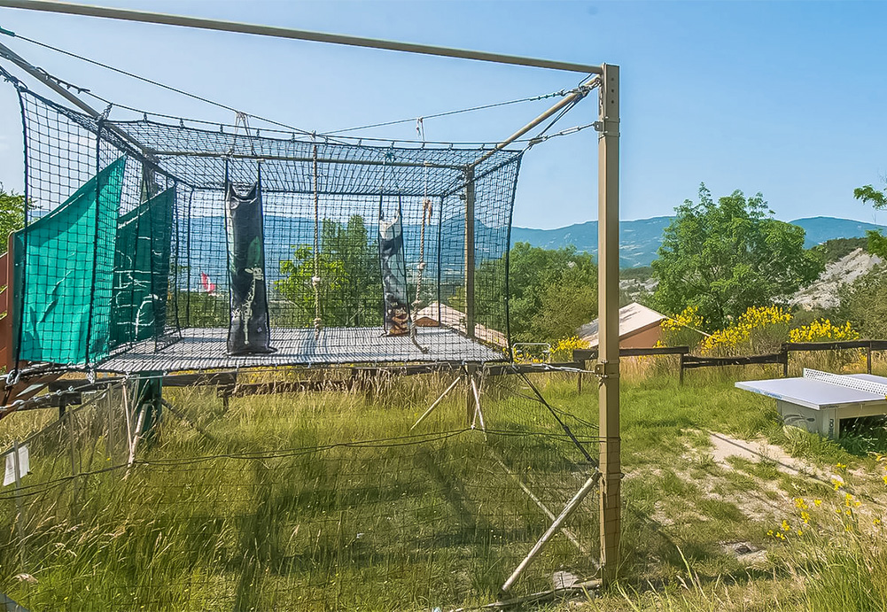 aire de jeux avec trampoline pour les petits