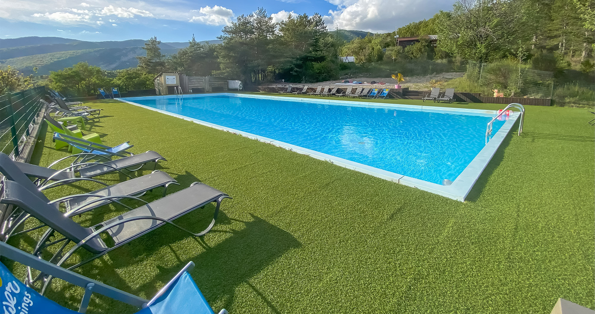 bord de la piscine