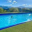 Beheiztes Schwimmbad mit Blick auf die „Baronnies“ der Provence thumb